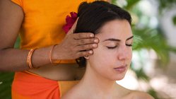 ayurveda-reisen-sri-lanka-kuren-urlaub-surya-lanka-resort-hotel-ayurveda-behandlung-massage-mukabhyanga-gesichtsmassage Genießen Sie das authentische Ayurveda-Kurprogramm im Surya Lanka