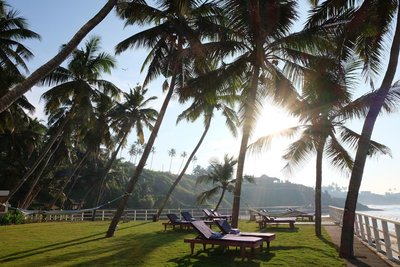 Der Garten direkt am Meer lädt zur Entspannung ein