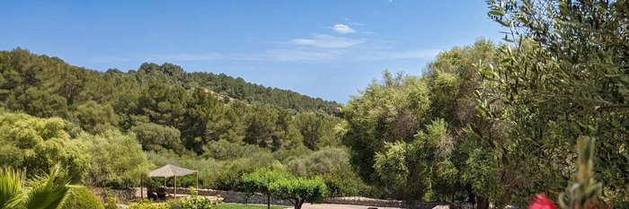 Die üppige Gartenanlage der Finca Son Mola Vell lädt zum Verweilen ein.