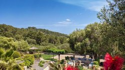 yoga-mallorca-spanien-finca-son-mola-vell-reise-bericht Die üppige Gartenanlage der Finca Son Mola Vell lädt zum Verweilen ein.