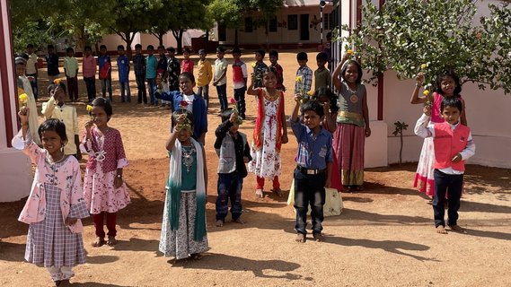 Die Kinder des Hilfsprojekts winken zum Abschied