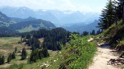 yoga-urlaub-deutschland-allgaeu-bio-berghotel-ifenblick-landschaft Die Region Balderschwang gilt als eine der schönsten Wanderregionen des Allgäus