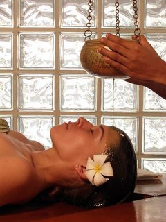 Erleben Sie eine traditionelle Ayurveda-Kur im Rajah Beach - hier ein Ölstirnguss (Shirodhara)