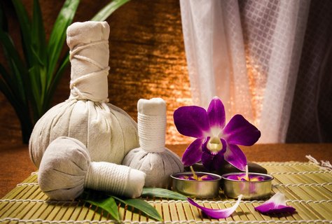 Entspannen Sie bei einer ayurvedischen Massage mit Kräuterstempeln