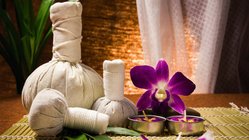 ayurveda-reisen-kuren-kraeuterstempel-reissaeckchen Entspannen Sie bei einer ayurvedischen Massage mit Kräuterstempeln