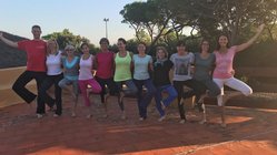 yoga-reisen-italien-toskana-resort-roccamare-gruppe Die "Elfen" von Britta Sattig hatten eine sichtlich strahlende Woche im Resort Roccamare in der Toskana.