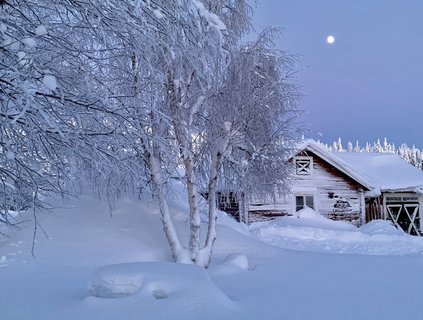 Verschneites Wohnhaus in Lappland