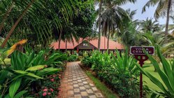 ayurveda-kuren-indien-nattika-beach-yoga-halle Der morgentliche Weg zur Yogahalle