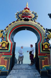 Zwei Personen an einem Tempel auf Bali