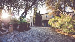 yoga-reisen-spanien-mallorca-finca-son-mola-vell-einfahrt Treten Sie ein in die Finca Son Mola Vell und genießen Sie eine Woche voller Yoga