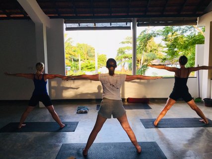 Losgelöst vom Alltag praktizieren wir täglich vier Stunden Yoga