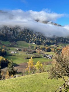Tiefe Wolken über dem Tal