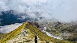 wanderreise-nepal-berge-wolken Eine Wanderung durch die Berge Nepals