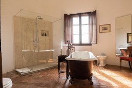 Das Badezimmer mit freistehender Badewanne