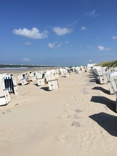 Lassen Sie sich in einem der vielen Strandkörbe auf Baltrum nieder