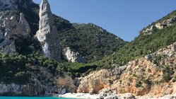 yoga-reisen-italien-sardinien-hotel-galanias-felsen-meer Ihre Bootstour führt Sie vorbei an eindrucksvollen Felsformationen