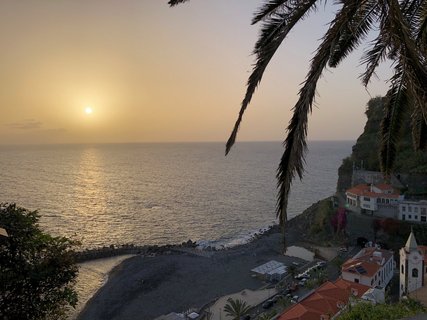 Romantischer Sonnenuntergang spiegelt sich im Meer