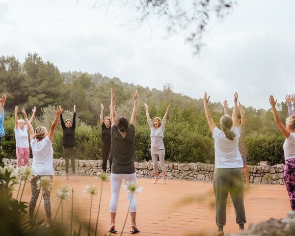 Yoga Unterricht an der frischen Luft