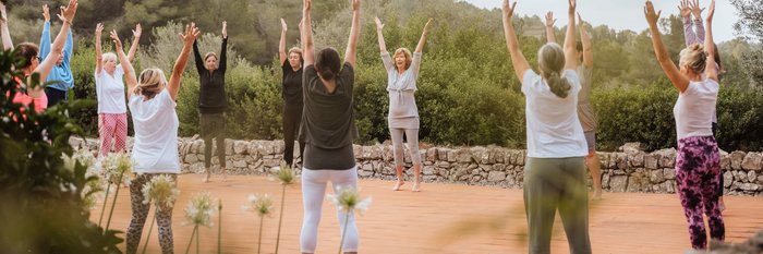 Yoga Unterricht an der frischen Luft