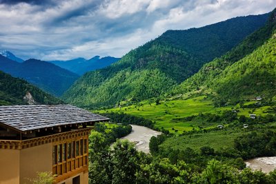 Vom Punakha Uma Resort die eindrucksvolle Landschaft Bhutans genießen