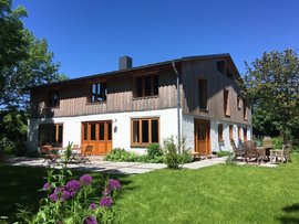 Im Garten nach dem Yoga entspannen