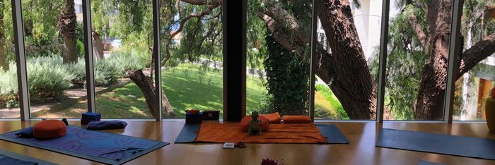 Yoga üben im hellen Yogaraum