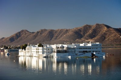 In der Märchenstadt Udaipur bringt die Sonne den weißen Palast im See zum Leuchten