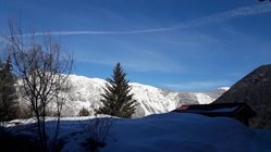 yoga-urlaub-oesterreich-tirol-selfness-genuss-hotel-ritzlerhof-schnee-wanderungen Panormablick von einem Balkon des Ritzlerhofs