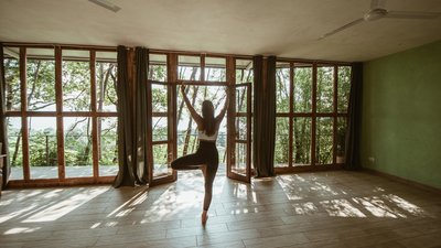 Yoga üben mit Blick in die Natur