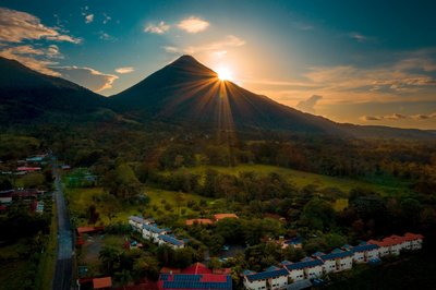 Den Sonnenuntergang über dem Vulkan genießen