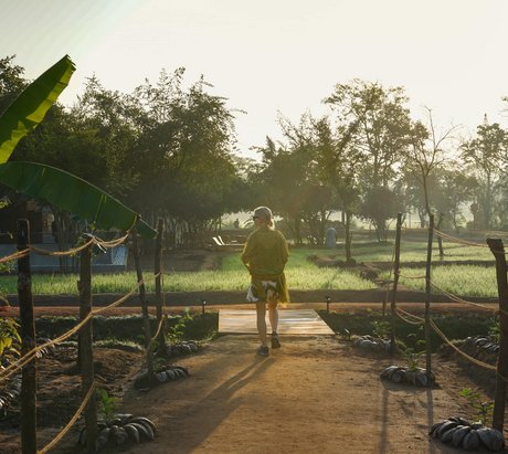Eine Frau streift durch einen Garten