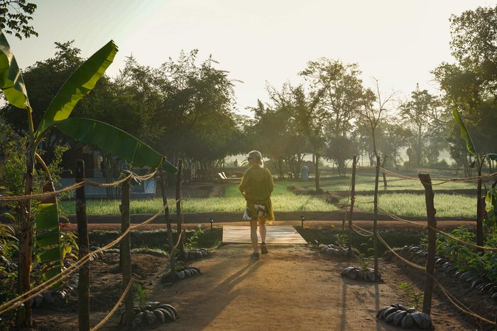 Eine Frau streift durch einen Garten