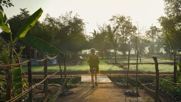 Eine Frau streift durch einen Garten