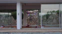 yoga-urlaub-son-mola-vell-reisebericht-elke-luetz-yoga-raum Praktizieren Sie Yoga in dem lichtdurchflutetem Yoga-Raum