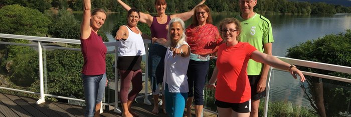 Strahlende Gesichter der Gruppe beim Yoga