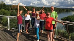 yoga-urlaub-deutschland-seehotel-niedernberg-gruppe Strahlende Gesichter der Gruppe beim Yoga