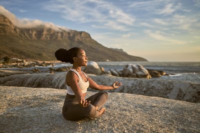Yoga üben mit dem Rauschen der Wellen im Ohr