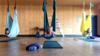 Mit Tüchern durch den Yoga-Flow schweben