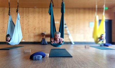 Mit Tüchern durch den Yoga-Flow schweben