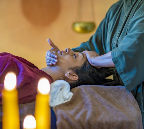 Eine Frau erhält eine ayurvedische Kopfmassage
