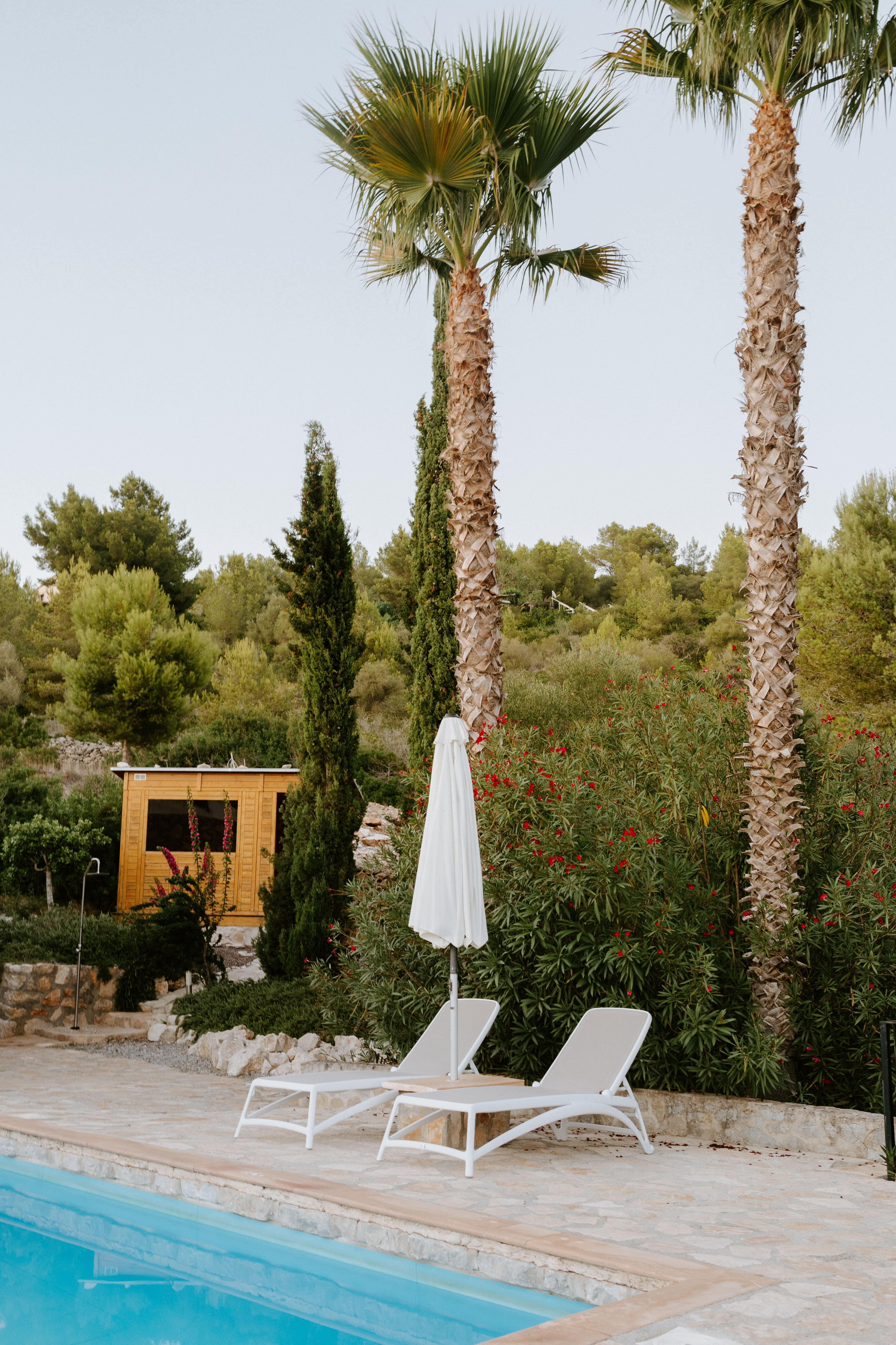 Der Pool der Finca Son Mola Vell mit Sauna im Hintergrund