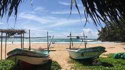 sri-lanka-reisen-yoga-talalla-retreat-strand-boote Der Duft der Orchideen wird von der salzigen Meeresbriese abgelöst, der weiche, warme Sand schmeichelt meinen Füßen...so fühlt sich Urlaub an