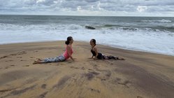 yoga-reise-sri-lanka-oasis-ayurveda-resort-anlage-strand-yoga Paradiesische Umgebung für Yoga am Strand