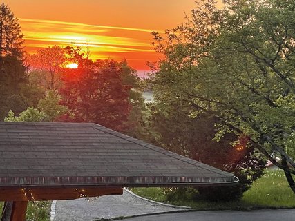 Der Sonnenaufgang kündigt einen schönen Tag an.
