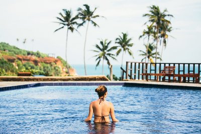Vom Pool aus haben sie einen weiten Blick über das Meer