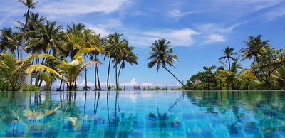 Auf den Liegen am Pool mit Blick auf das Meer entspannen