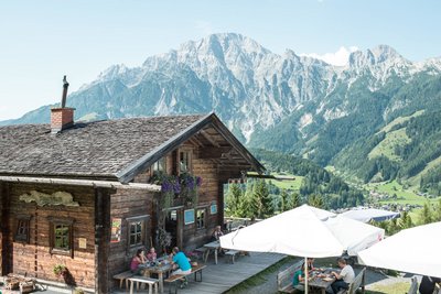 Einkehren mit Blick ins Tal in der Sinnlehenalm