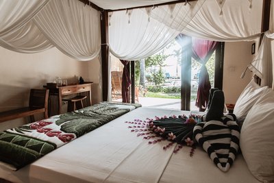 Bungalow Zimmer mit Blick auf den Pool