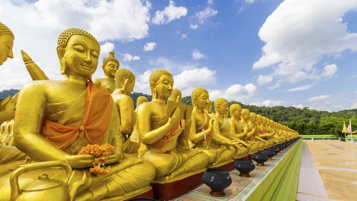 Eine Reihe von goldenen Budda Statuen auf einer Tempelanlage