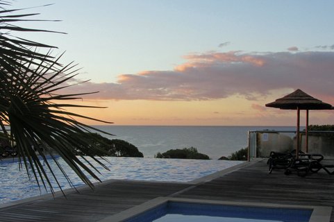 Von der Terrasse des Suites Alba Resorts aus hat man einen guten Blick über das Meer und den Sonnenuntergang